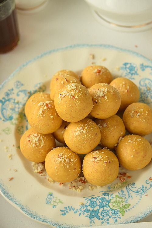 Hesaru Unde (Moong Dal Laddu)